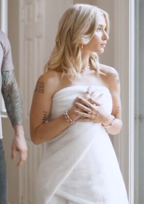 Обнаженное и необычное наказание